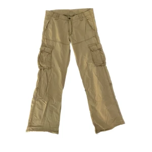 Lågmidjade cargobyxor  - Lågmidjade, baggy cargobyxor, i gott skick utan defekter! Midja: ca 42 tvärs över, innerbenslängd: ca 76