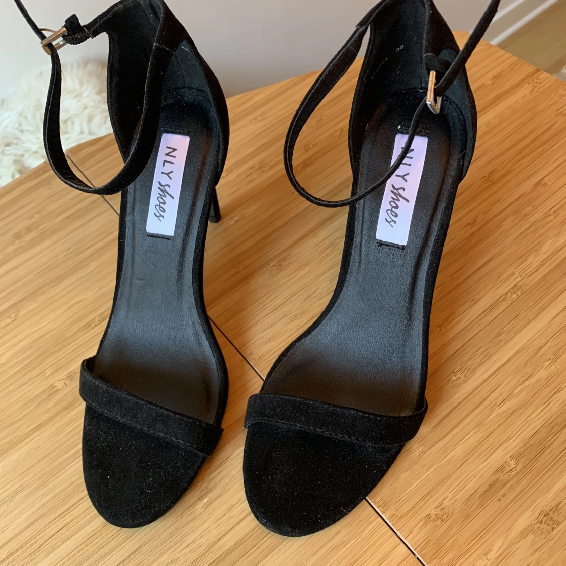 Oanvända svarta klackar/sandaletter strl 38 - 91