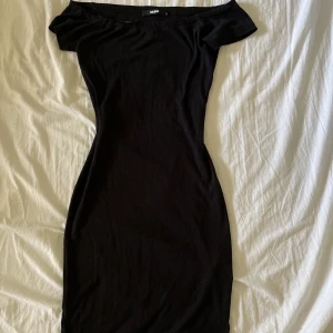 Klänning - Svart mellan kort klänning