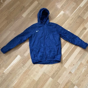 Nike jacka - En blå Nike jacka som är i stl M. Mycket fint skick. 