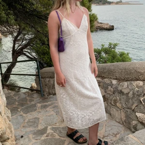 Midi klänning i spets - Köpt förra året från zara men har inte använt den så mycket som önskat och därför är det dags att den kommer till användning av någon annan! Justerbara band och fint skick!❤️