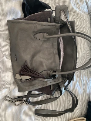 Handväska  - Nästan helt oanvänd väska, köpte för 600 ungefär, stor väska med mycket fack och bra utrymmer