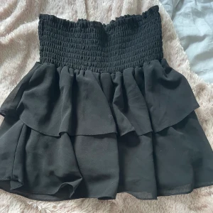 Jätte fin volangkjol - Snygg volang kjol från Chelsea, bra skick, nypris 400kr. Storlek XS men passar även S