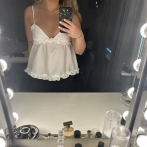 Vit sommar linne - Ett vit sommar linne som aldrig är andvänt i storlek S!