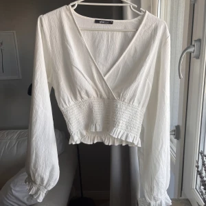 Vit topp Gina tricot  - Gullig vit långärmad topp/blus från Gina tricot, storlek 34 🤍