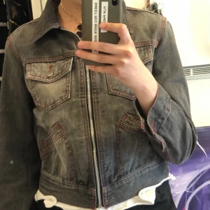 Little black jacket  - Riktigt söt liten svart jacka! Köpt secondhand men i bra skick, säljer eftersom jag aldrig använder den längre ✨✨✨✨storleken är s och passar mig väldigt bra (som är en s) 