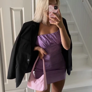 Lila klänning  - Världens sötaste klänning i härlig lila färg! 💜 Den har även knytning i ryggen, så gulligt. 