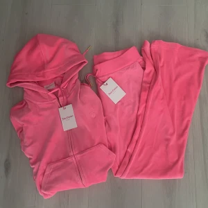 Juicy Couture Set  - Juicy Couture Set  i Rosa OBS!!  Storlek tjocktröja M Storlek Byxa L 