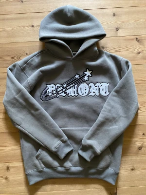 Demont Hoodie  - Hej, säljer en Demont hoodie i storlek S. Passformen är oversized så mer en M i storlek. Använd fåtal gånger och är i väldigt bra skick. Materialet är väldigt bra samt det sydda trycket. Passar alla men är själv kille och har använt den.