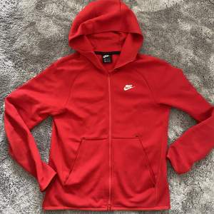 Säljer min Old Season Nike Tech Fleece i röd eftersom ingen användning.                                                      Storlek XS men passar S.