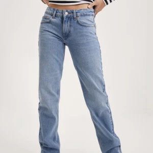Nelly jeans - Säljer mina spillrans nya Nelly jeans, Low waist straight leg. Aldrig använda. Nypris 599 kr