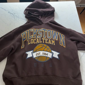 baskethoodie  - köpte den för ungefär 1 år sen men har kanske använt den 3 gånger. jätte skönt material och jätte snygg :) mer bilder får ni privat