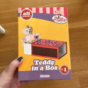 Gulligt panduropyssel ”Teddy in a box”, oanvänd och oöppnad.