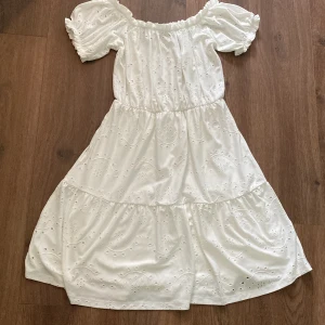 Superfin sommarklänning - Vit off-shoulder sommarklänning🤍 Från Gina Tricot. Haft på mig bara en gång därför säljer jag! Nyskick💕 