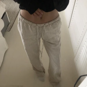 Linnebyxor - Säljer de populära lågmidjade linnebyxorna från HM i beigerandigt. Storlek xxs, aldrig använda! Pris går att diskuteras!Köparen står för frakten💖
