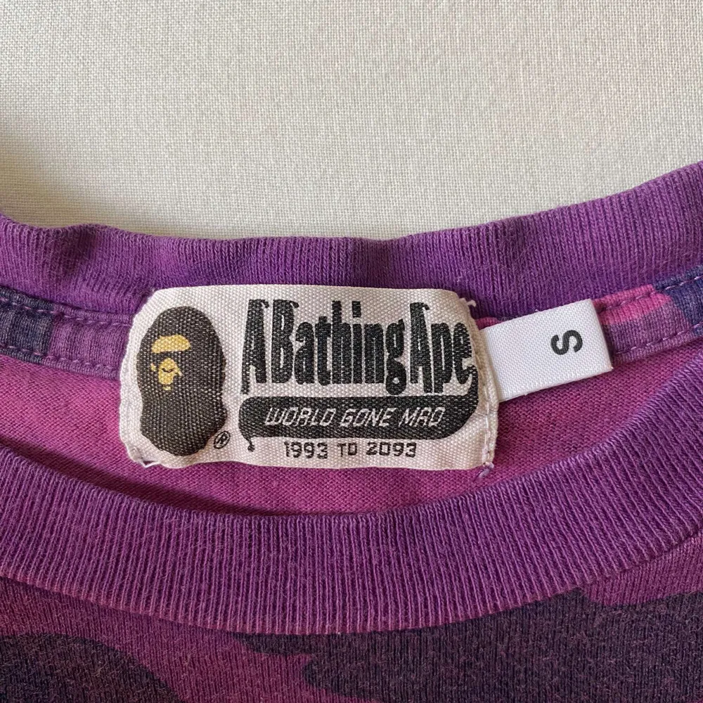 Bape t shirt size s. Väldigt bra skick, äkta. Liten flaw på ryggen. T-shirts.