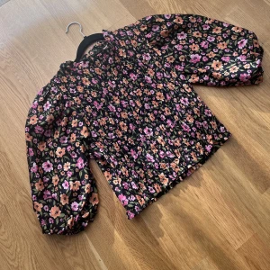 H&M blus, blommig - Aldrig använd blus, i mycket fint skick från H&M. Liten i storlek.