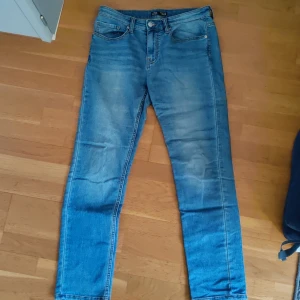 Tunna Jeans - Tunna blå jeans, stretch i gott skick. Slim Jogger fit
