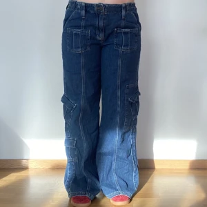 Urban Outfitters cargo - Urban Outfitters Byxor, oandvända, köpta föra året och är slutsålda online. Byxorna är storlek L men passar både större och mindre storlekar. Då de har ett elastiskt band på baksidan så det ända som kommer att vararijera beroend på storlek är pösigheten