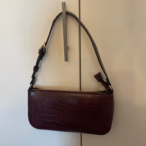 väska - Säljer min supersnygga väska pga att den inte kommer till användning, endast använd ett fåtal ggr därför i toppskick. 