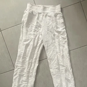 Linnebyxor - Snygga linnebyxor ifrån HM. De har en högmidja men som ni ser viks den enkelt ner och blir låg. (Så har jag använt de) byxorna är nedfållade och tar i backen för mig som är 173. Skriv för bilder eller funderingar💕💕💕💕