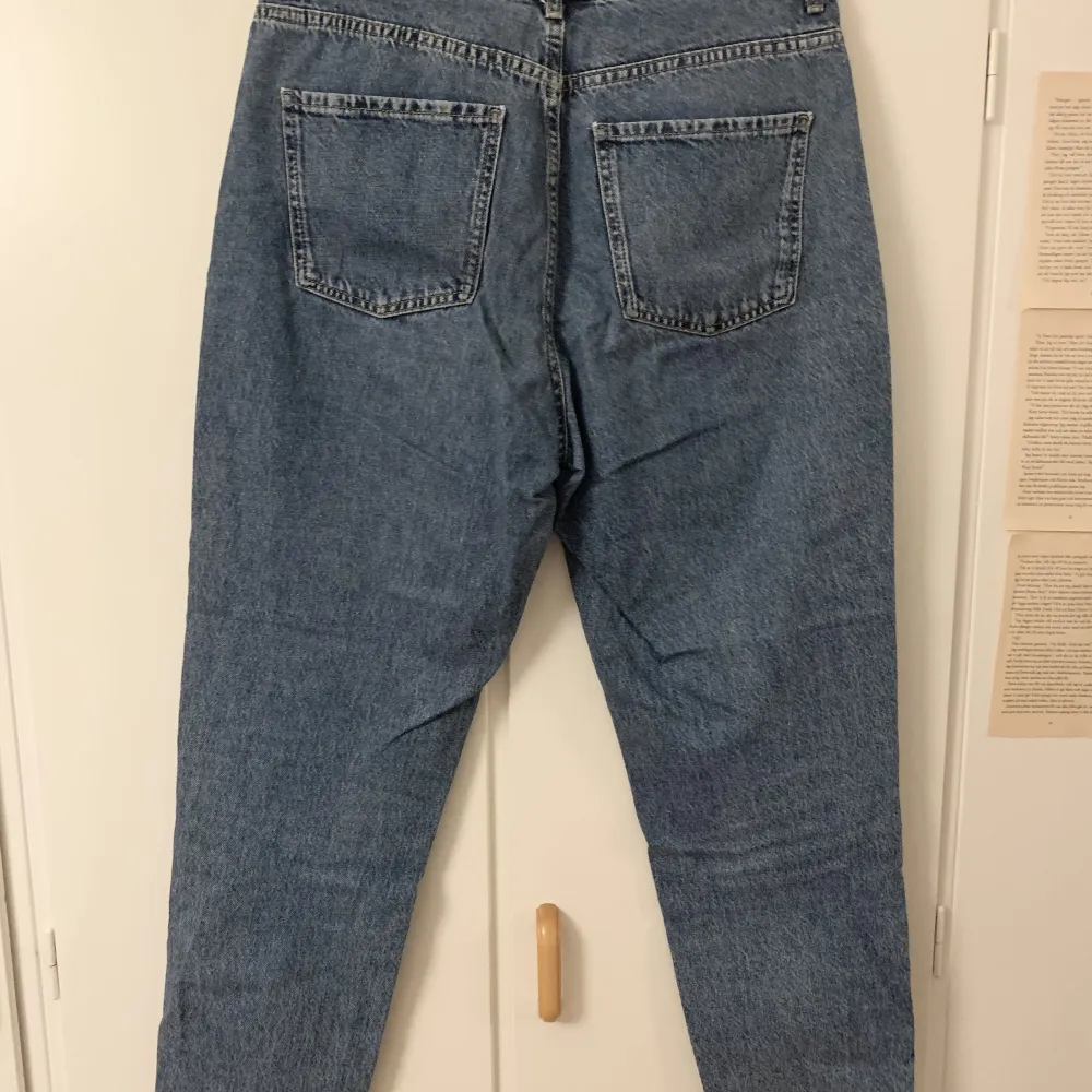 Dagny mom jeans stl.42 från Gina tricot. En mellan tvätt. Nypris 600kr. Jeans & Byxor.