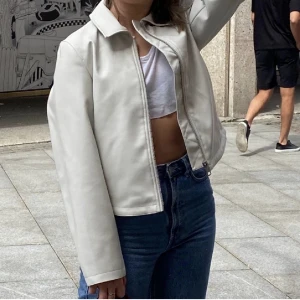 Läderjacka från weekday - Råsnygg jacka från weekday i vit färg som jag behöver sälja då jag har för många jackor….