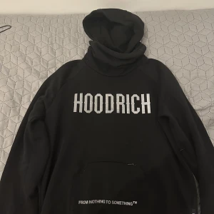 Hoodrich Kofta - Svart hoodrich kofta. Storlek S. Bra skick. Säljs ej mer i butik eller online!