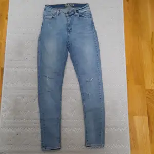 Dam låg/mellan-midjade stretchy-skinny jeans från C1984- CRC Jeans.
