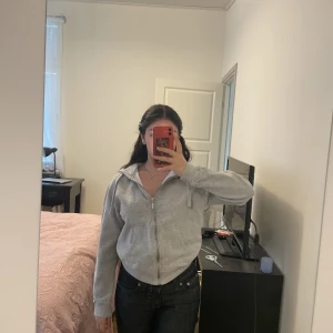 Hoodie med dragkedja  - Grå hoodie med dragkedja från Cubus i st xs. Säljer samma i svart också