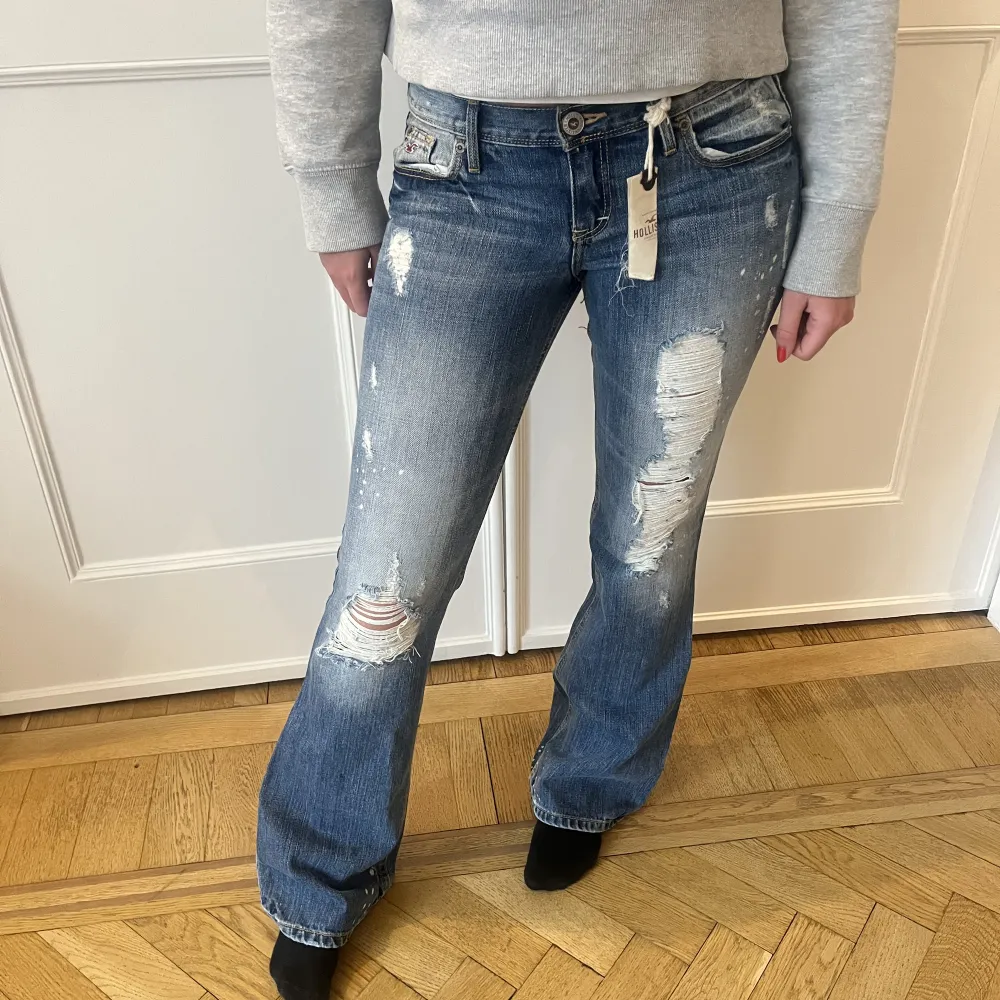 Nya lågmidjade jeans med lappen kvar🤩 midjemått 40 cm innerbenslängd 82!. Jeans & Byxor.