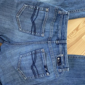 Bootcut jeans - Jeans köpta på second hand ! Säljer då de inte används🥰 obs! Har hål längst ner! Skriv för fler bilder ! Är osäker på storleken men sitter ner till fötterna på mig som är 164, och sitter bra runt midjan där jag brukar ha 28! 