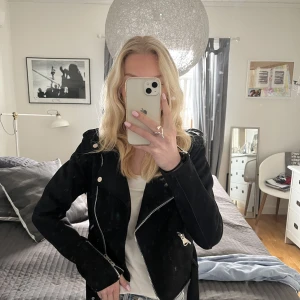Jacka i läder - Läderjacka från Tessie. Fint skick, normal i storlek