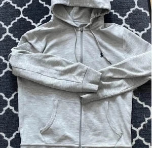 Polo Ralph Lauren Tracksuit - Hej säljer min polo Ralph lauren tracksuit i en grå färg!  Bägge tröjan ovh byxan är i en ny skick och finns i flera storlekar! Säljer tracksuiten för 2000kr men om du vill köpa ena tröjan eller byxan kan du få ett bra pris som nöjer oss båda!