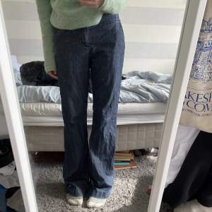 Säljer mina mörkblåa jeans från Street One, köpta second hand. Materialet är lite mjukare än jeans och de har stretch i midjan vilket gör dem både snygga och bekväma❤️ De är i storlek 28 och jag är ca 170 cm. Säljer för 150kr + frakt💕