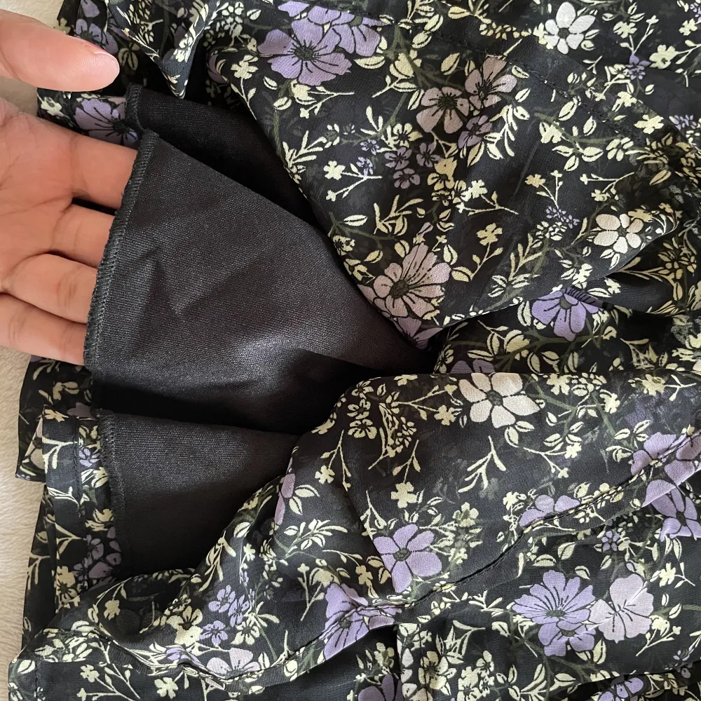Blommig volangkjol från Kappahl i storlek 122/128. Är 162 cm. Hameet.