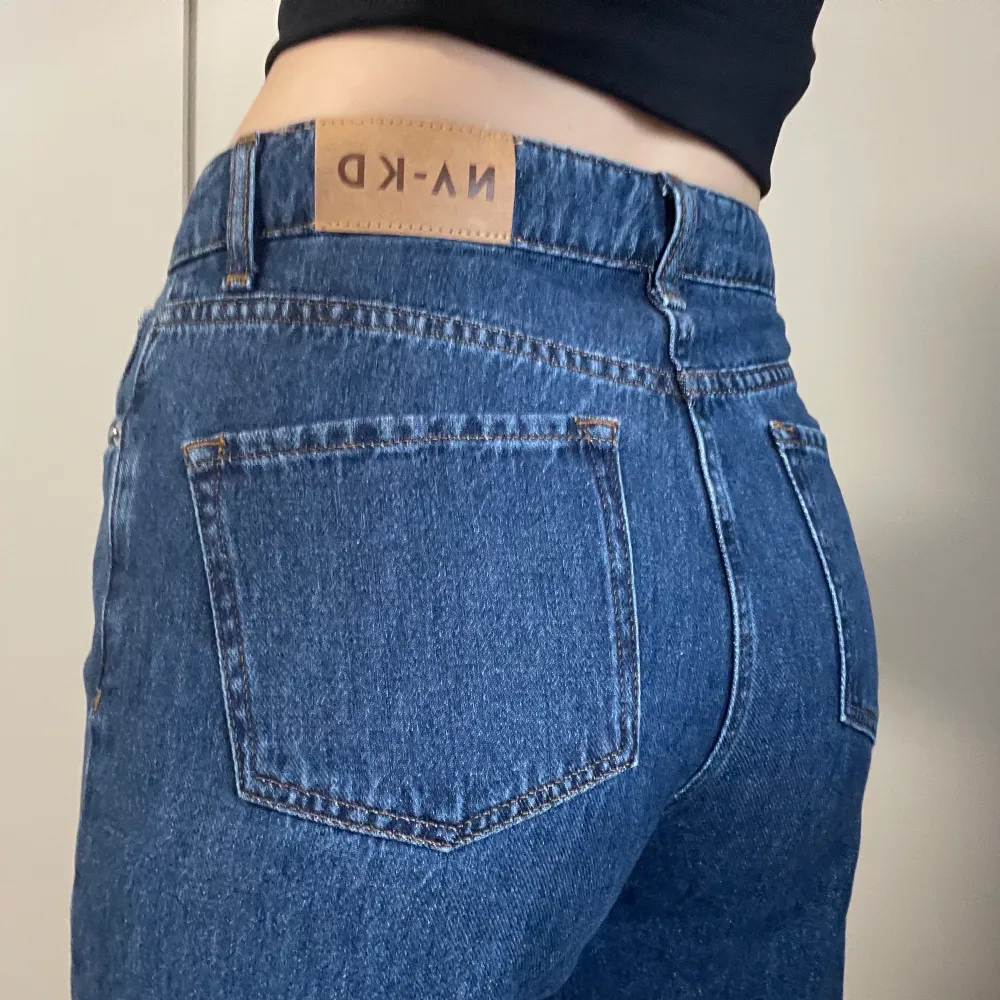 Högmidjade, vida, mörkblå jeans från Na-kd. Aldrig använda, strl 36. Jeans & Byxor.