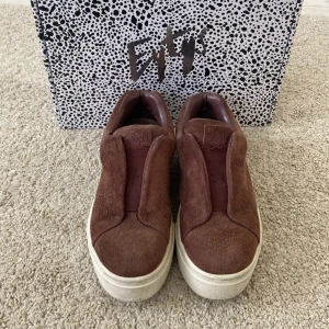 Röda eytys - Jätte snygga populära eytys som inte finns kvar på hemsidan längre. Väldigt bra skick, knappt använda. Har en liten skada som man kan se på tredje bilden. Storlek 36. Nypris ca 2000 kr, säljer för 1300kr (pris kan diskuteras) ✨💕⭐️🌟