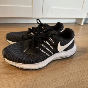 Nikeskor  - Nike skor säljes i mycket fint skick! Använda inomhus fåtal gånger. Tyvärr har det blivit för små.   Storlek 37,5
