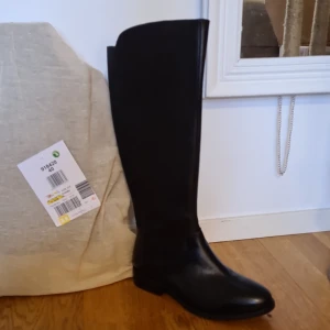 Oanvända skinnstövlar 450kr - Helt oanvända skinnstövlar i svart storlek 40. Säljes på grund av fel storlek. Nypris 769, säljes för 450kr prutat och klart.