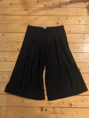 culotte i ull från Från filippa k - Byxkjol som slutar på vaden i 67% ull mörkt blå. Noppiga i grenen.