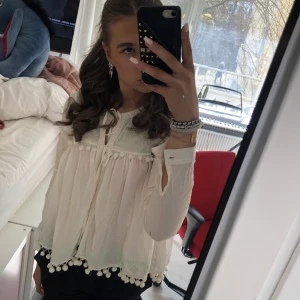 Sommarblus - Supergullig blus med knyte i fram. Kommer inte till någon användning. Använd ca 3 gånger 💗💗