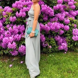 Balklänning - Använd 1 gång. Super fin olivgrön färg med one shoulder & knytning. Betalning: Swish. Köparen står för frakten 