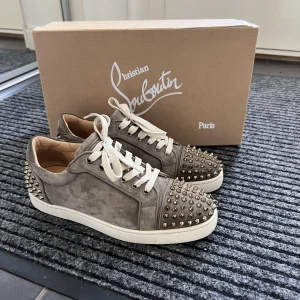 Louboutin skor - Säljer mina underbara louboutin skor då jag behöver en storlek större. Sjukt fin färg i metal khaki green och en blandning av poivre vert. 9/10 i skick då de är använda tre gånger, inga flaws. Låda, 5 nitar, dustbag samt extra snören medföljer. Rrp: 9799
