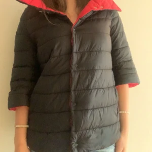 Trekvartsärmadjacka  - As snygg trekvartsärmadjacka i svart och röd (kan bäras med båda färgerna ut) super fin men används tyvär ej!🌺🌺