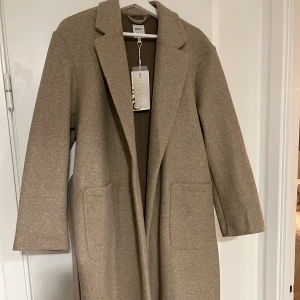 Kappa medellång beige - Helt ny kappa från only.  Aldrig använd. Prislapp finns kvar. 