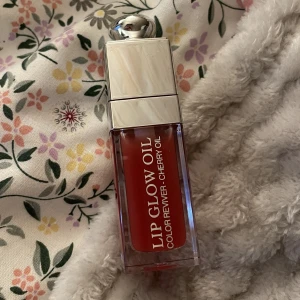 Dior lip oil - rosewood - Helt nytt från dior i färgen rosewood !! Har inte kommit till anvöndning så säljes till rabatterat pris ! Nypris 439kr på sephora! 