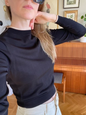 A Day’s March turtle neck - A Day’s March turtle neck, storlek  XS men väldigt stretchig så passar även en S eller M.  Lite kortare i modellen därför snygg med höga jeans eller kjol.  73% viscose 27% nylon