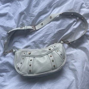 Vit väska - Denna väska är i nyskick från asos! Jättefin men har inte blivit använd nästan alls. Väskan är rymlig, du får plats med en hel del. Pris går att diskutera!💕