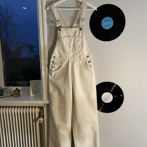  Beiga hängselbyxor storlek s - Helt oanvända hängselbyxor från Brandy Mellvine, nypris 600kr, storleken är: s